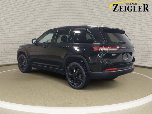 Used 2023 Jeep Grand Cherokee Altitude image 7