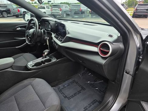 Used 2024 Chevrolet Trax RS FWD image 9