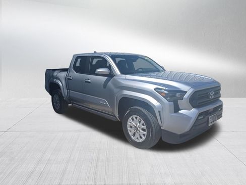 Used 2025 Toyota Tacoma SR5 AWD/4WD image 5