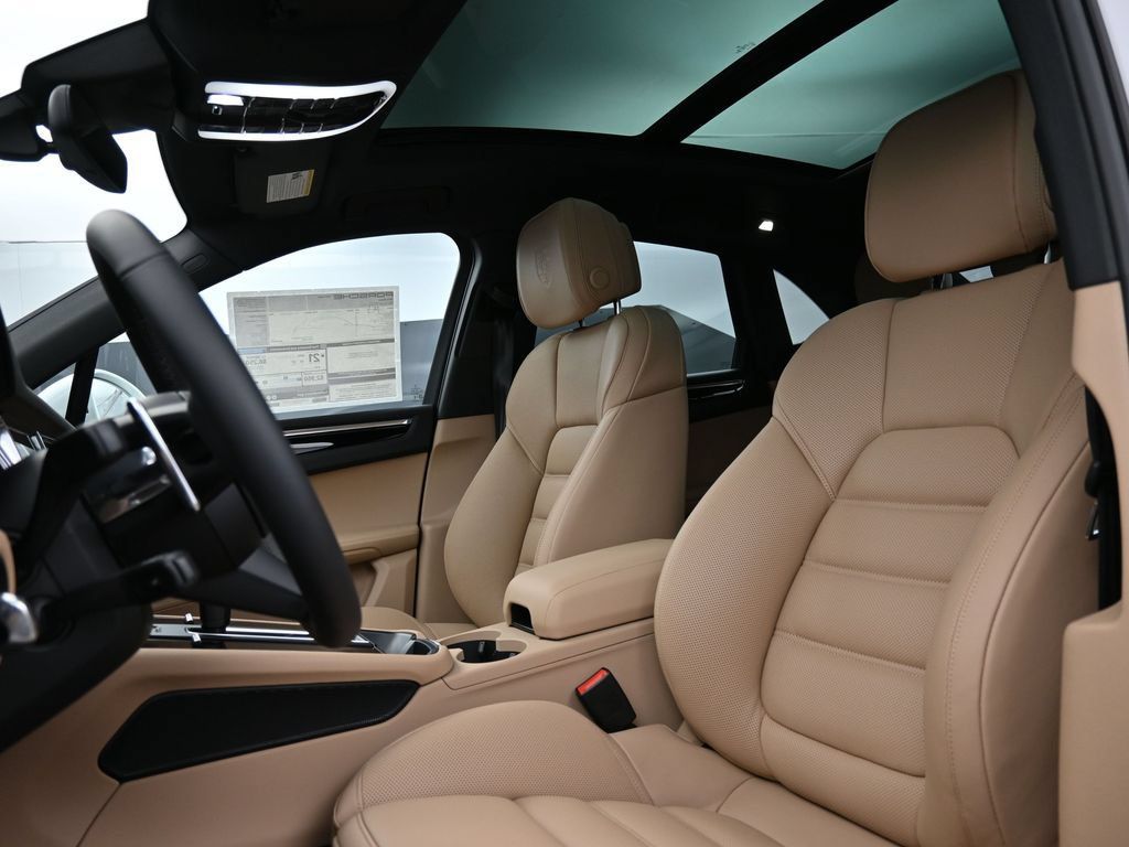 Certified 2026 Porsche Macan AWD/4WD image 5