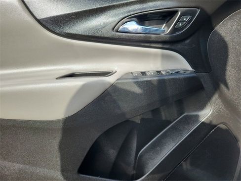 Used 2018 Chevrolet Equinox LT image 21