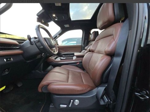 Used 2025 Lincoln Navigator Reserve AWD/4WD image 12