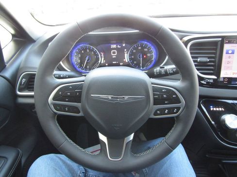 Used 2025 Chrysler Pacifica Select image 27