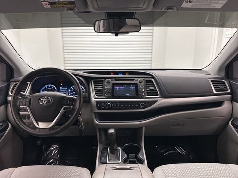 Used 2019 Toyota Highlander LE image 19