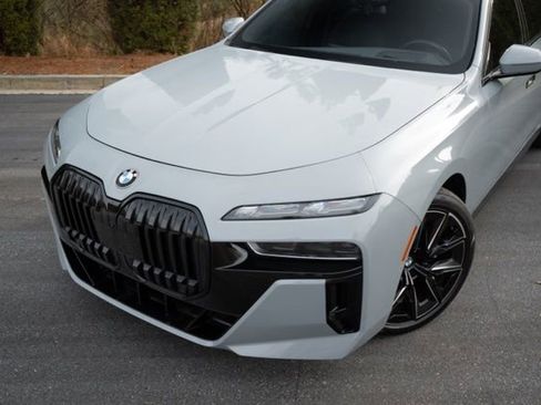 Used 2023 BMW 760i xDrive w/ Executive Package image 3