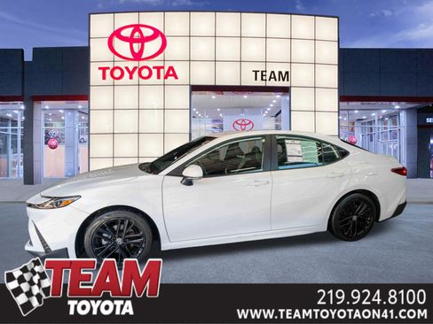 Used 2025 Toyota Camry SE FWD image 1