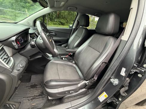 Used 2018 Chevrolet Trax LT w/ LT Convenience Package AWD/4WD image 17