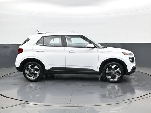 Certified 2024 Hyundai Venue SEL FWD image 4