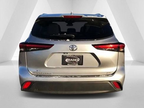 Used 2023 Toyota Highlander XLE FWD image 6