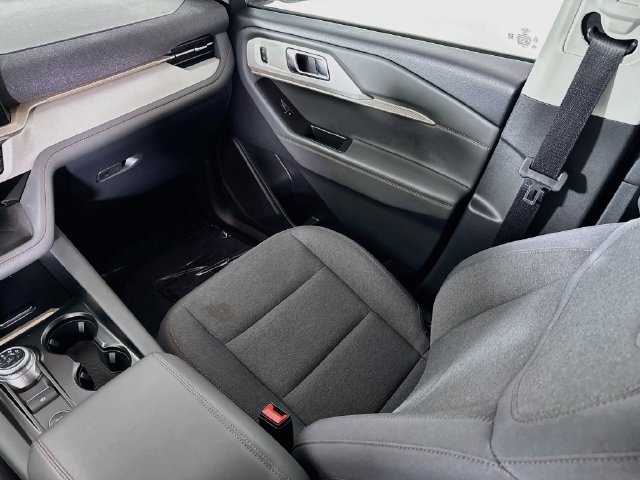 Used 2025 Ford Explorer Active AWD/4WD image 22
