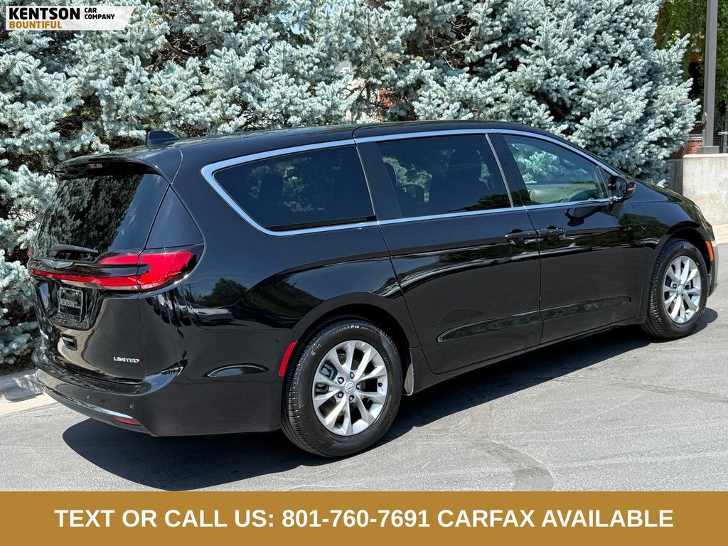 Used 2026 Chrysler Pacifica Limited FWD image 9
