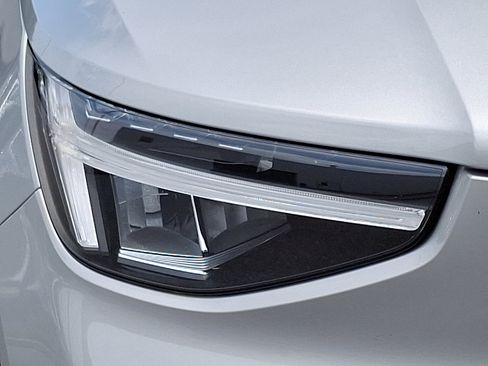 Certified 2025 Volvo XC40 B5 Core image 9