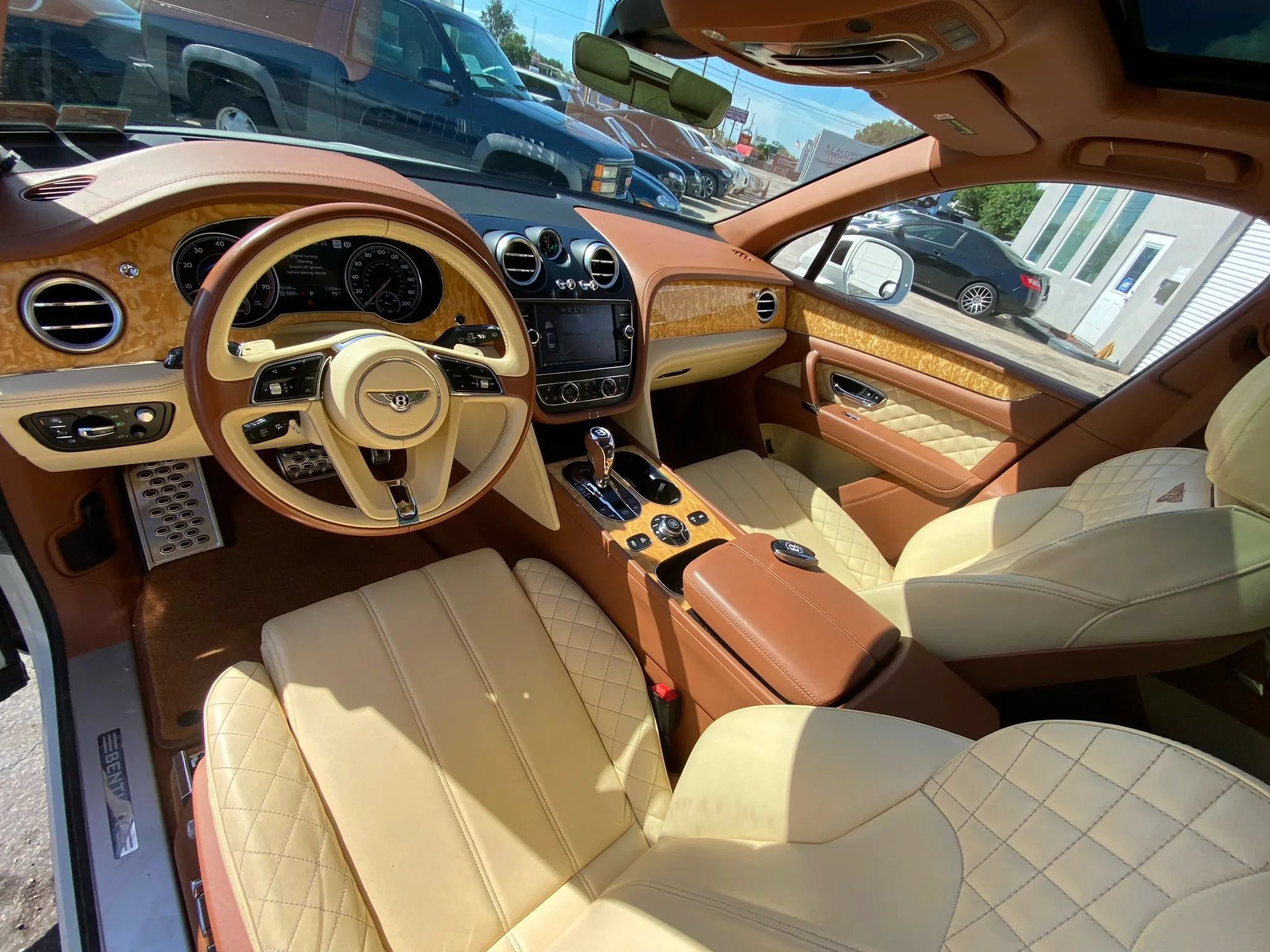 Used 2017 Bentley Bentayga AWD/4WD image 19