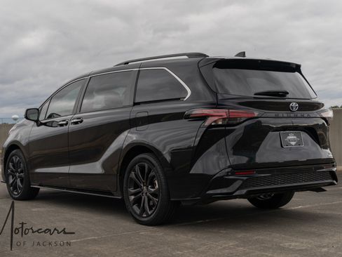 Used 2023 Toyota Sienna XSE image 6