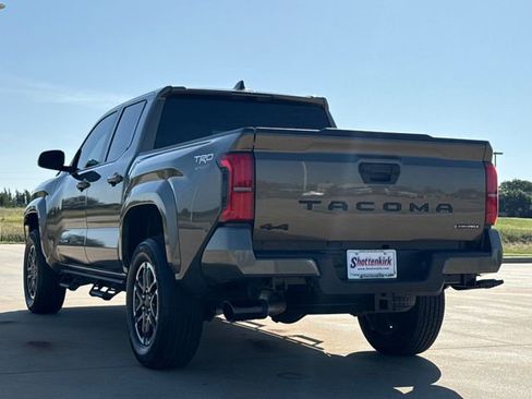 Used 2025 Toyota Tacoma TRD Sport AWD/4WD image 7