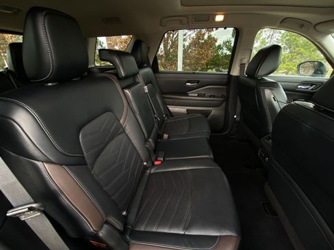 Used 2024 Nissan Pathfinder Platinum w/ Black Appearance Package image 27