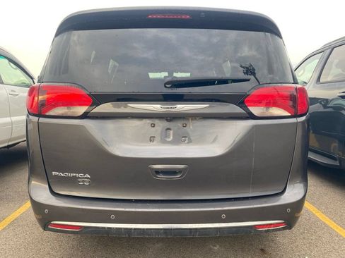 Used 2020 Chrysler Pacifica Touring-L FWD image 10