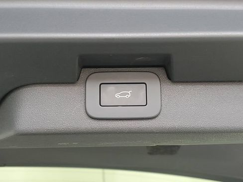 Used 2025 Land Rover Discovery S AWD/4WD image 11