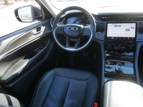 Used 2023 Jeep Grand Cherokee Limited w/ Black Appearance Package image 9