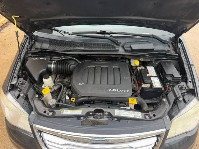 Used 2012 Chrysler Town & Country Touring w/ Entertainment Group #1 FWD image 20