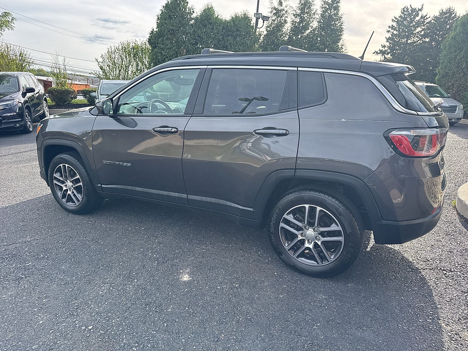 Used 2019 Jeep Compass Latitude w/ Popular Equipment Group AWD/4WD image 2