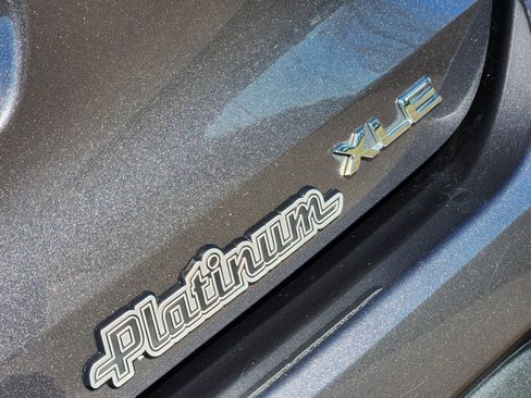 Used 2021 Toyota Highlander XLE image 16