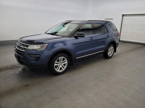 Used 2018 Ford Explorer XLT AWD/4WD image 2