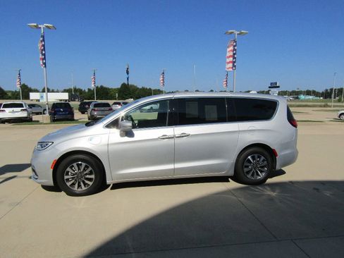Used 2022 Chrysler Pacifica Touring-L image 4