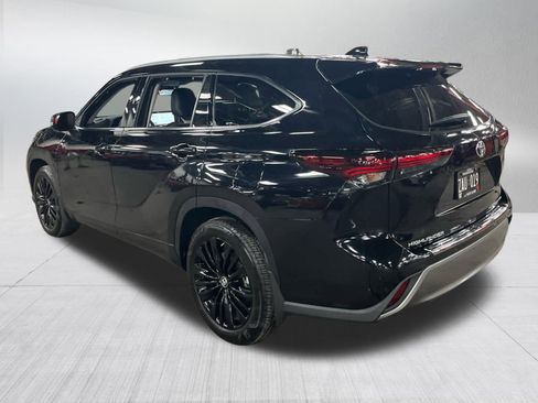 Used 2024 Toyota Highlander Platinum image 4