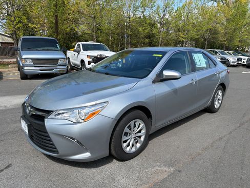 Used 2017 Toyota Camry LE FWD image 2