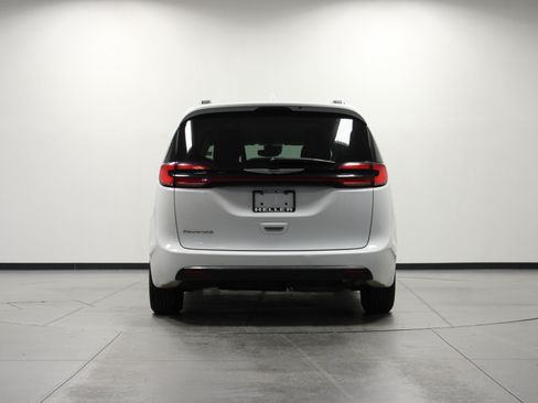 Used 2022 Chrysler Pacifica Touring-L FWD image 5