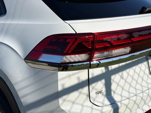 Used 2024 Volkswagen Atlas Cross Sport SE FWD image 9