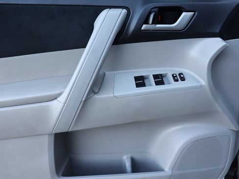 Used 2013 Toyota Highlander Plus FWD image 38