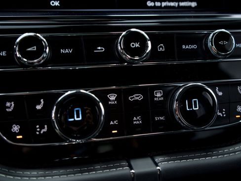 Certified 2025 Bentley Bentayga image 38