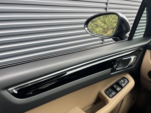 Certified 2025 Porsche Macan AWD/4WD image 24