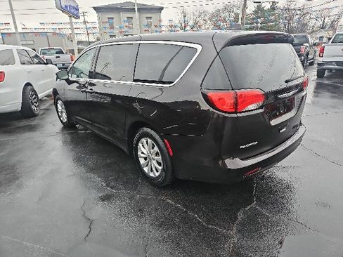 Used 2017 Chrysler Pacifica Touring w/ Tire & Wheel Group image 4