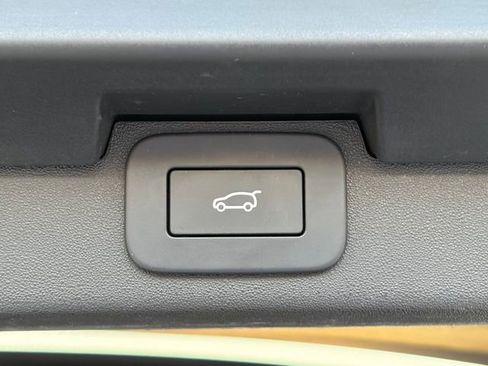 Used 2025 Land Rover Discovery S image 14