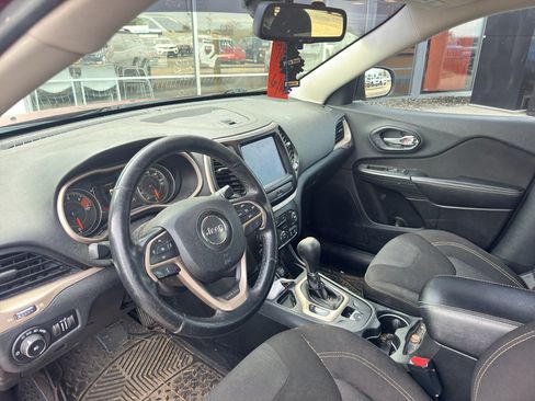 Used 2016 Jeep Cherokee Latitude w/ Cold Weather Group FWD image 10