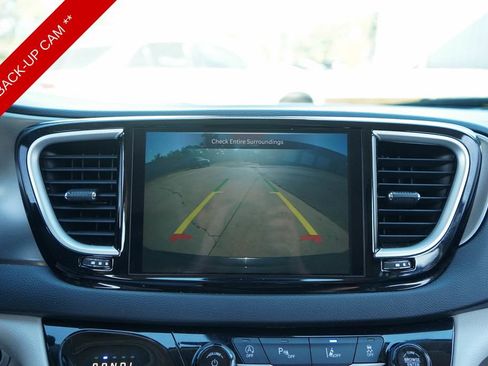 Used 2023 Chrysler Pacifica Touring-L image 25