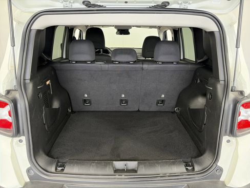 Used 2023 Jeep Renegade Latitude AWD/4WD image 14