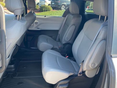 Used 2025 Toyota Sienna XLE w/ XLE Plus Package FWD image 9