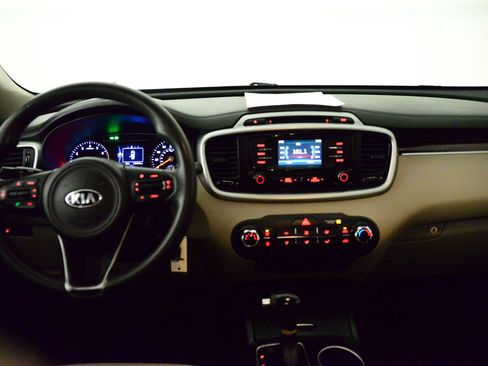 Used 2017 Kia Sorento LX image 3