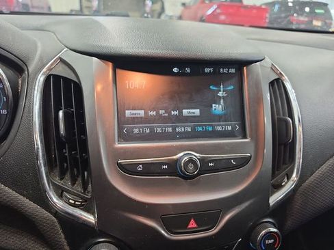 Used 2017 Chevrolet Cruze LT FWD image 7