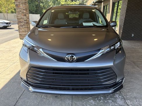 Used 2026 Toyota Sienna XLE AWD/4WD image 3