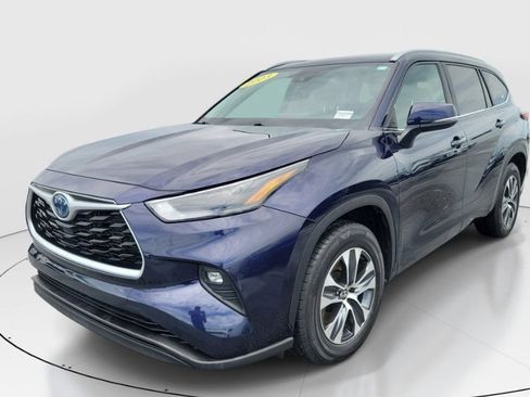 Used 2023 Toyota Highlander XLE FWD image 3