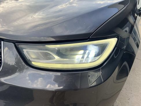 Used 2021 Chrysler Pacifica Touring-L w/ Uconnect Theater Family Group FWD image 2