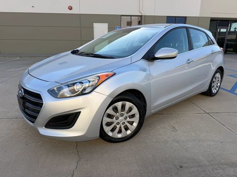 Used 2017 Hyundai Elantra GT FWD image 1
