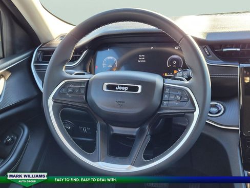 Used 2024 Jeep Grand Cherokee L Laredo image 12