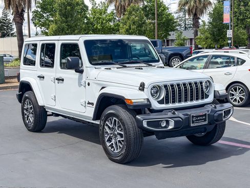 Used 2025 Jeep Wrangler Sahara image 5