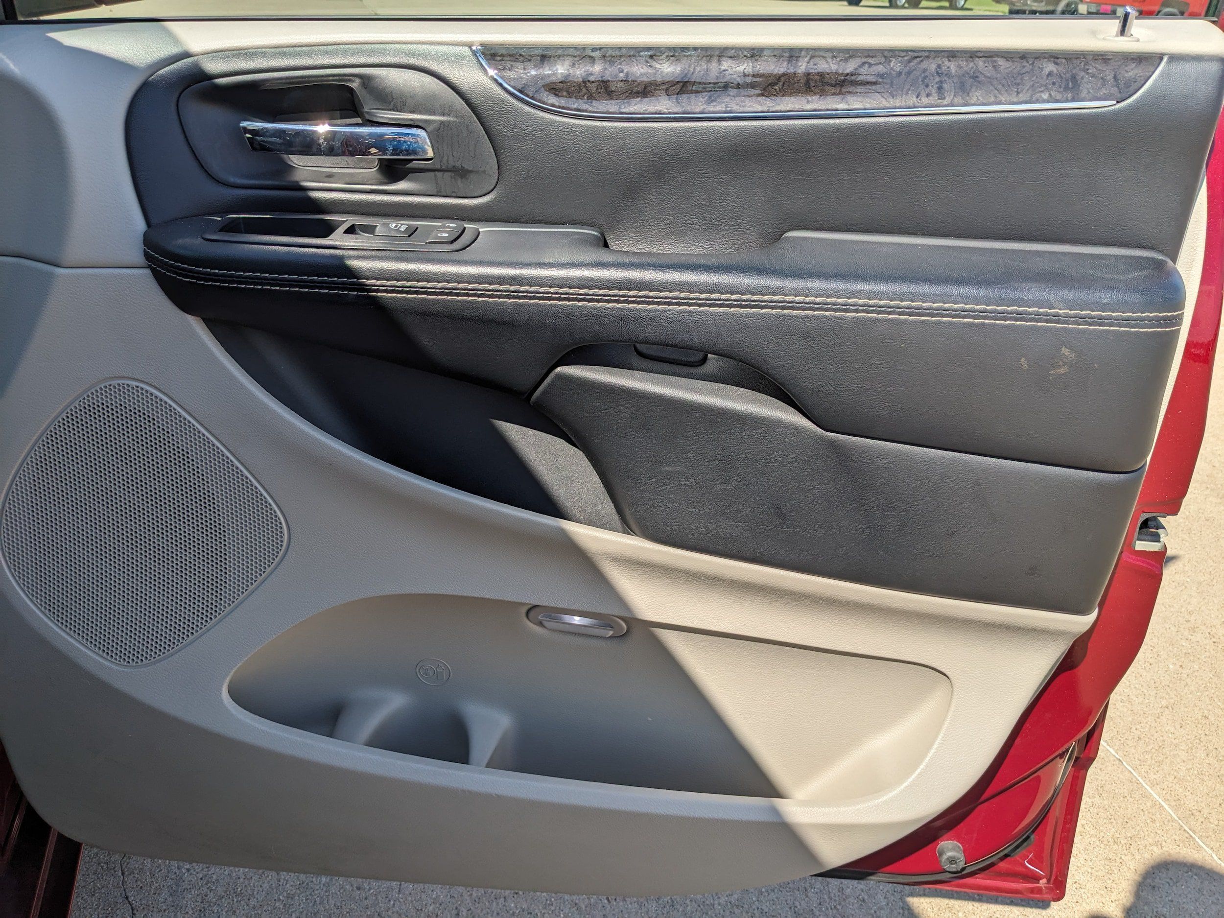 Used 2016 Chrysler Town & Country Touring-L FWD image 34